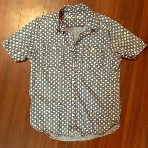 GAP men’s button up tee
